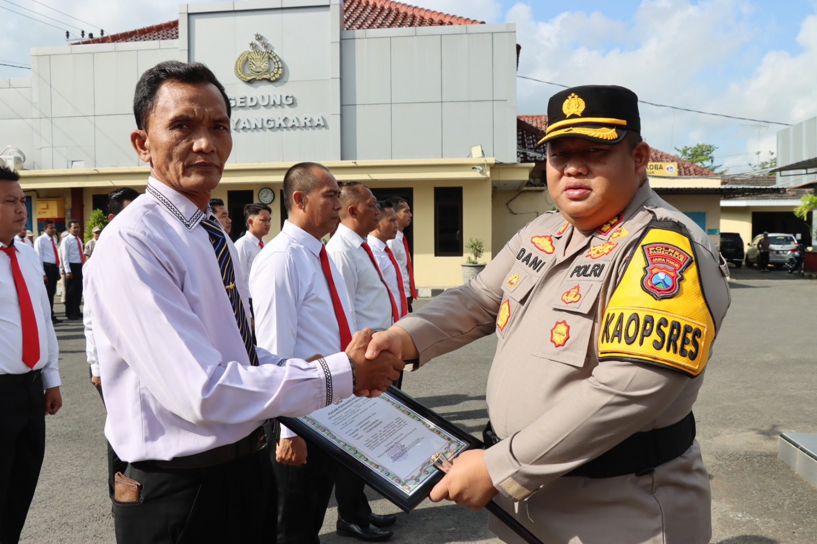 13 Personil Polres Pamekasan Mendapatkan Penghargaan