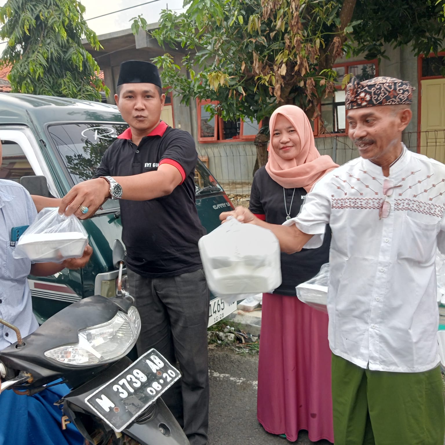 KYT Pamekasan Bagi-bagi Takjil