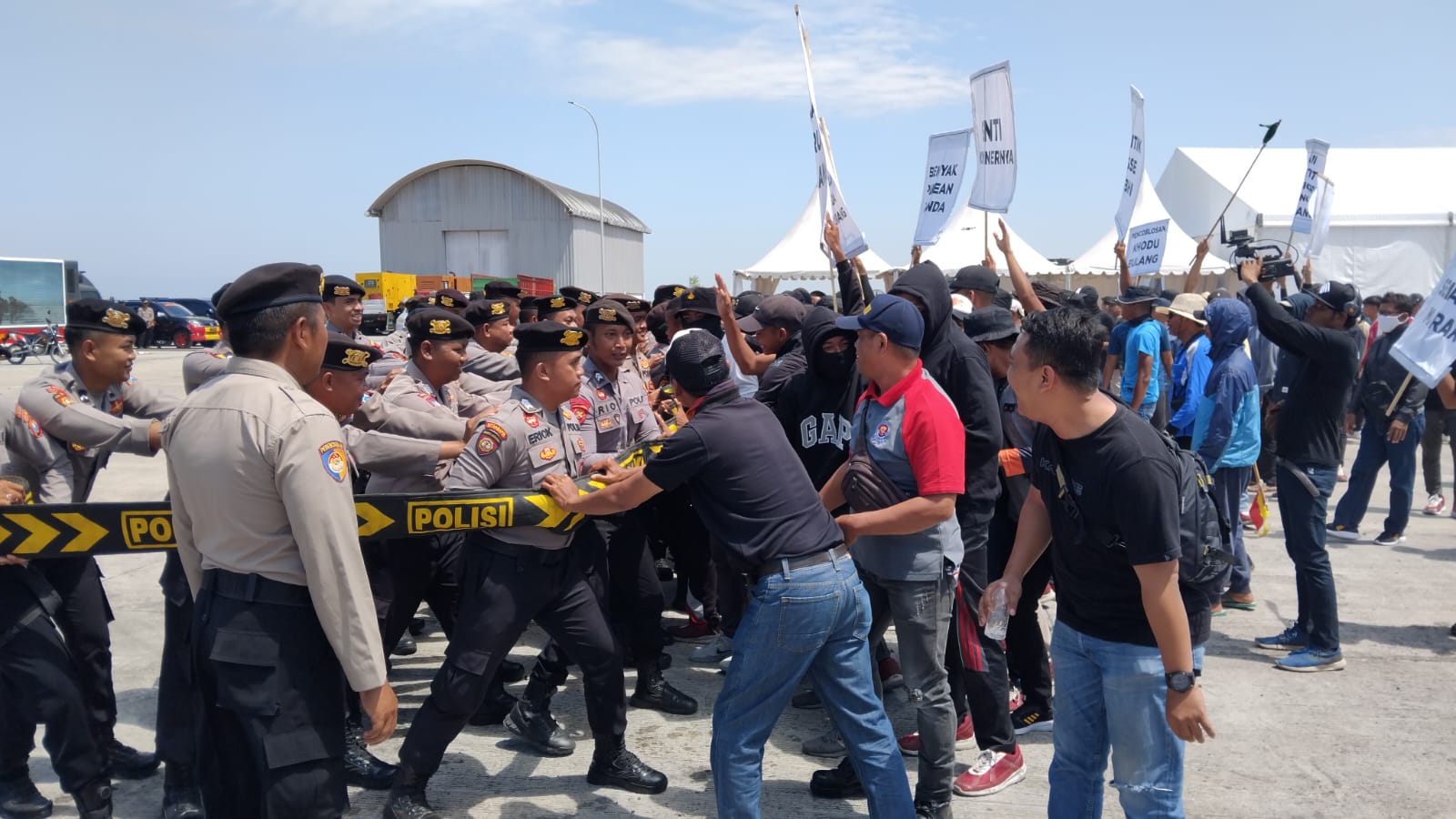 Personil Polres Pamekasan Mengikuti Latihan Sispamkota Di Pelabuhan Trunojoyo Sampang