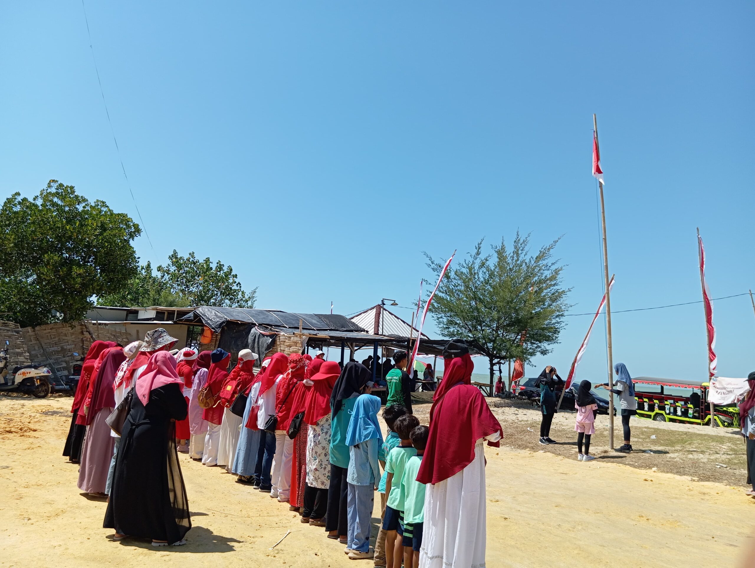 Upacara Bendera di Pantai Jumiang, KPMM Ajak Masyarakat Peduli Mangrove