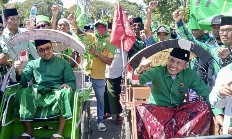 Paslon Cabup dan Cawabup BERBAKTI Pamekasan Naik Becak Saat Mendaftar ke KPU