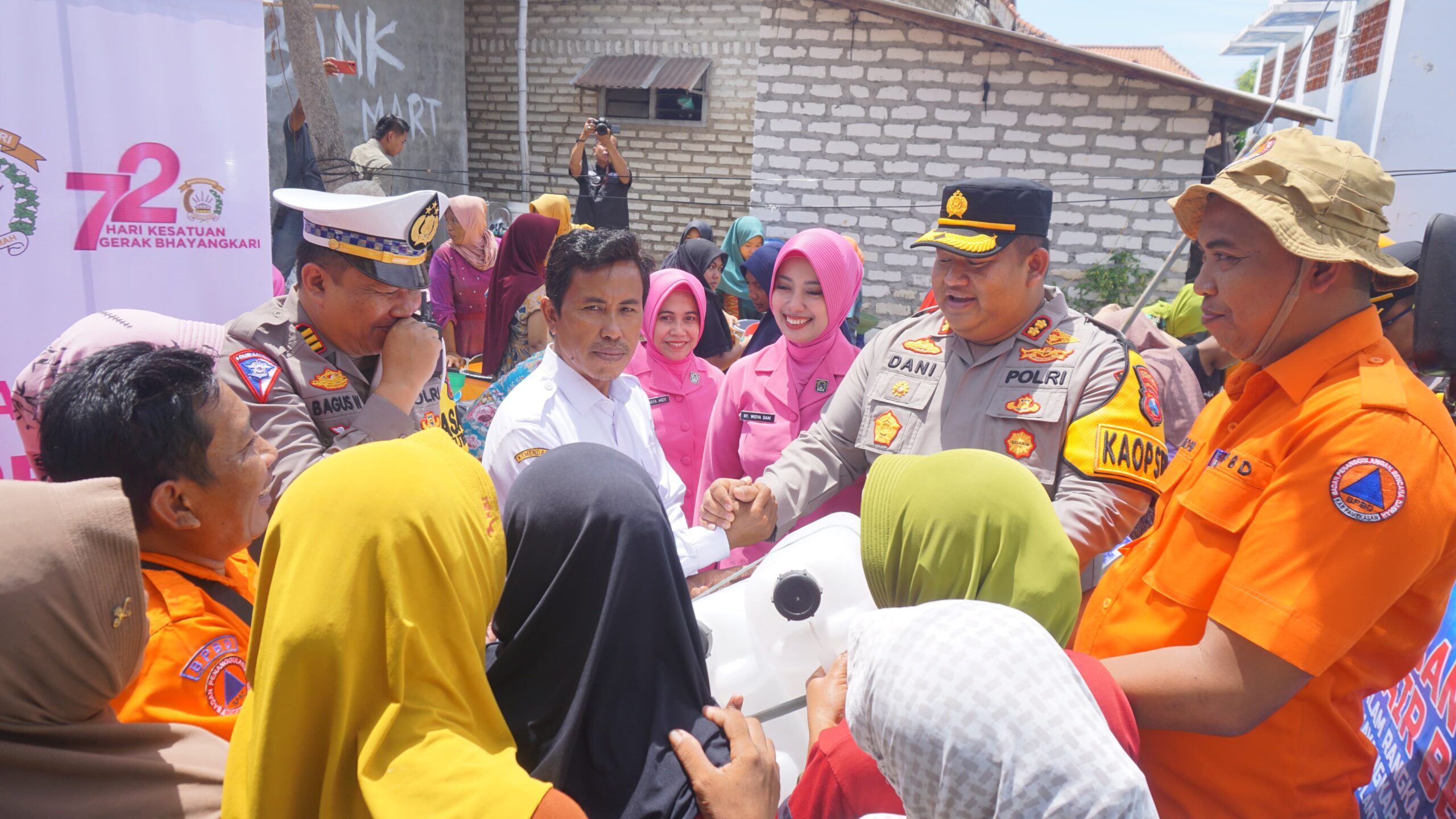 Bentuk Kepedulian, Polres Pamekasan Berikan Bantuan Air Bersih 6 Truck di HUT Lalu Lintas Ke-69