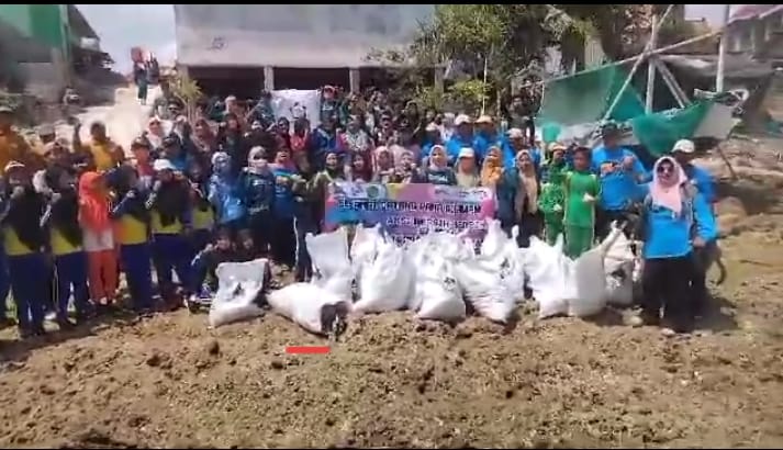 KPMM Bersihkan Sampah di Pantura Pamekasan Melalui Kegiatan WCDI