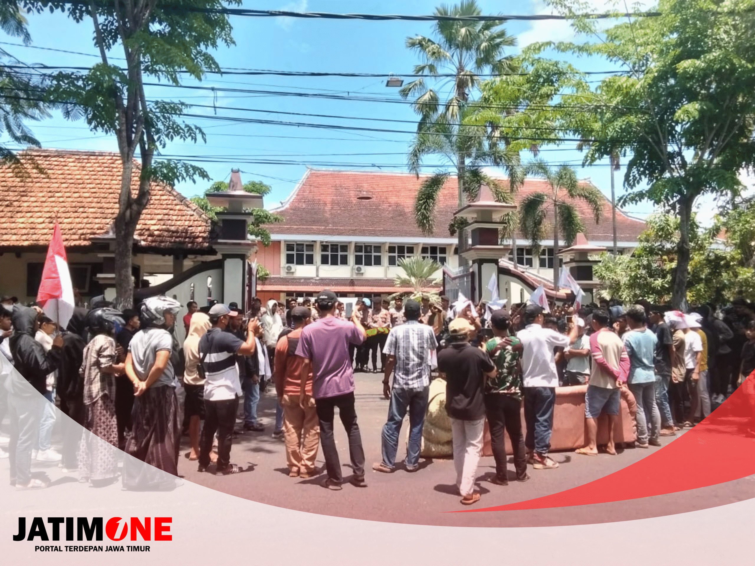 Ketua DPRD Pamekasan Tinggalkan Massa Aksi Forum NGO, Bupati Didesak Jawab Tuntutan