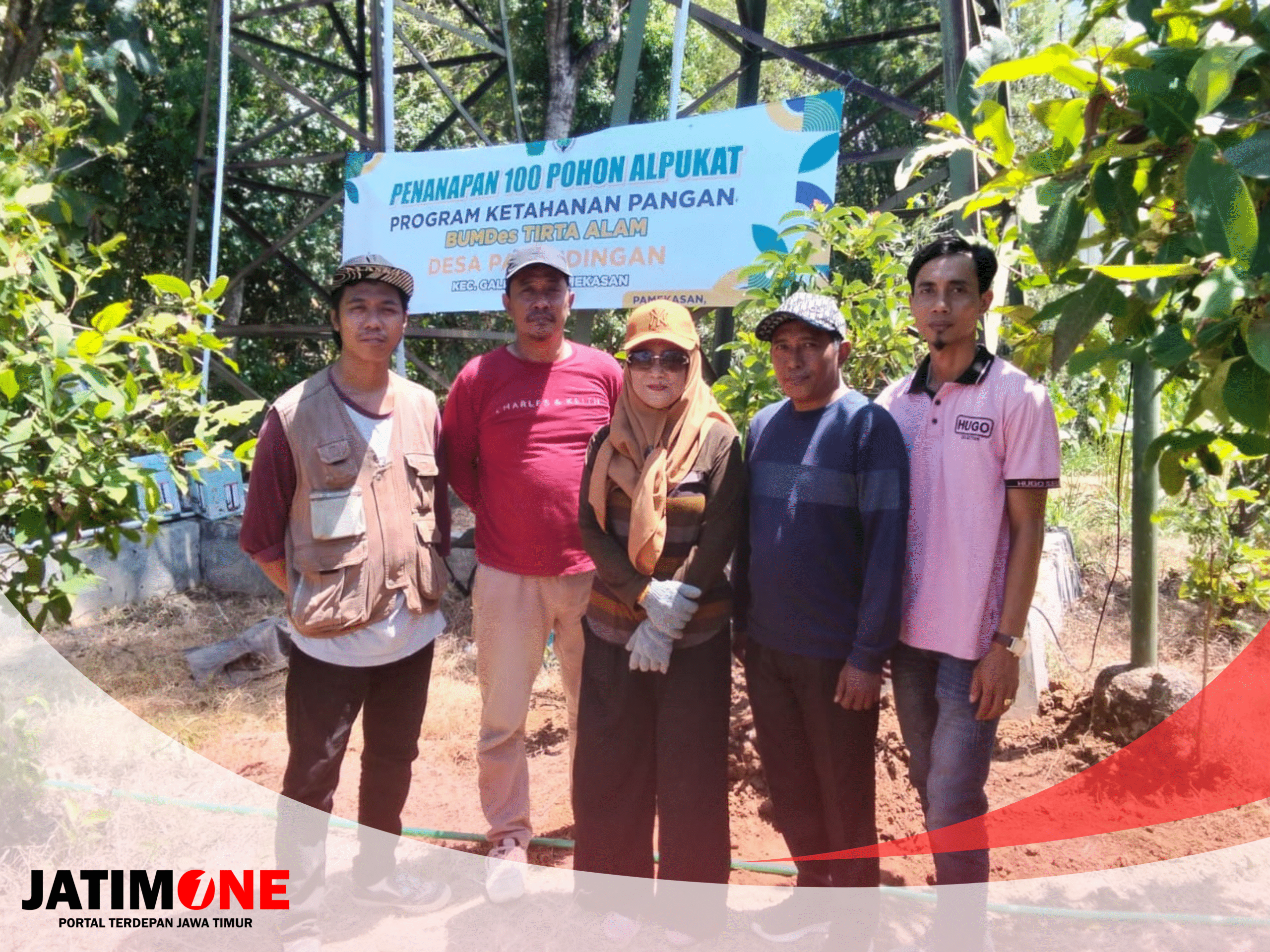 Dalam Upaya Mendukung Asta dari Presiden Kepala Desa Pagandingan Tanam 100 Pohon Alpukat