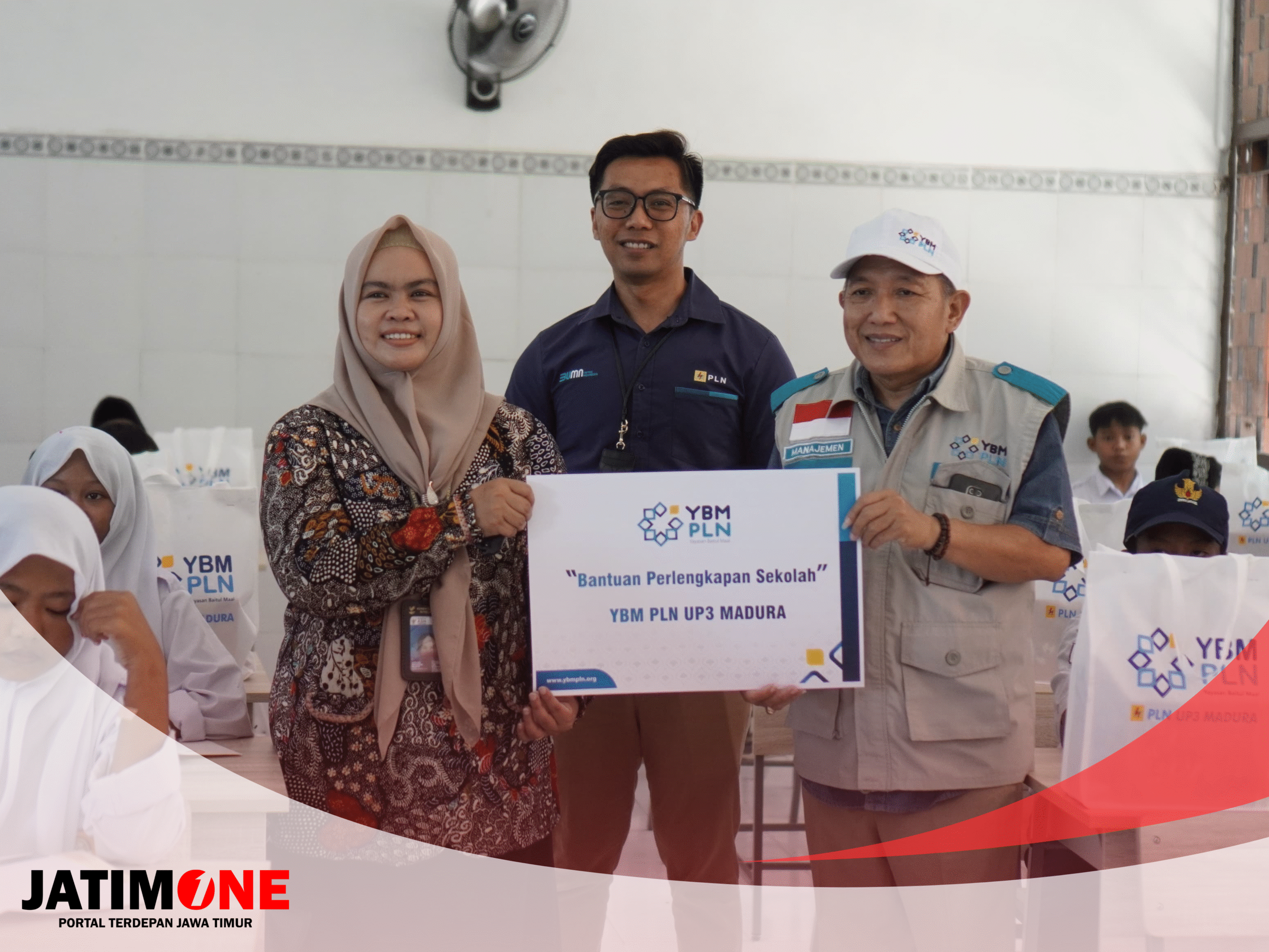 Srikandi dan YBM PLN UP3 Madura Serahkan Bantuan Alat Tulis untuk Siswa Sekolah Rakyat Menengah Pertama (SRMP) 29 Pamekasan