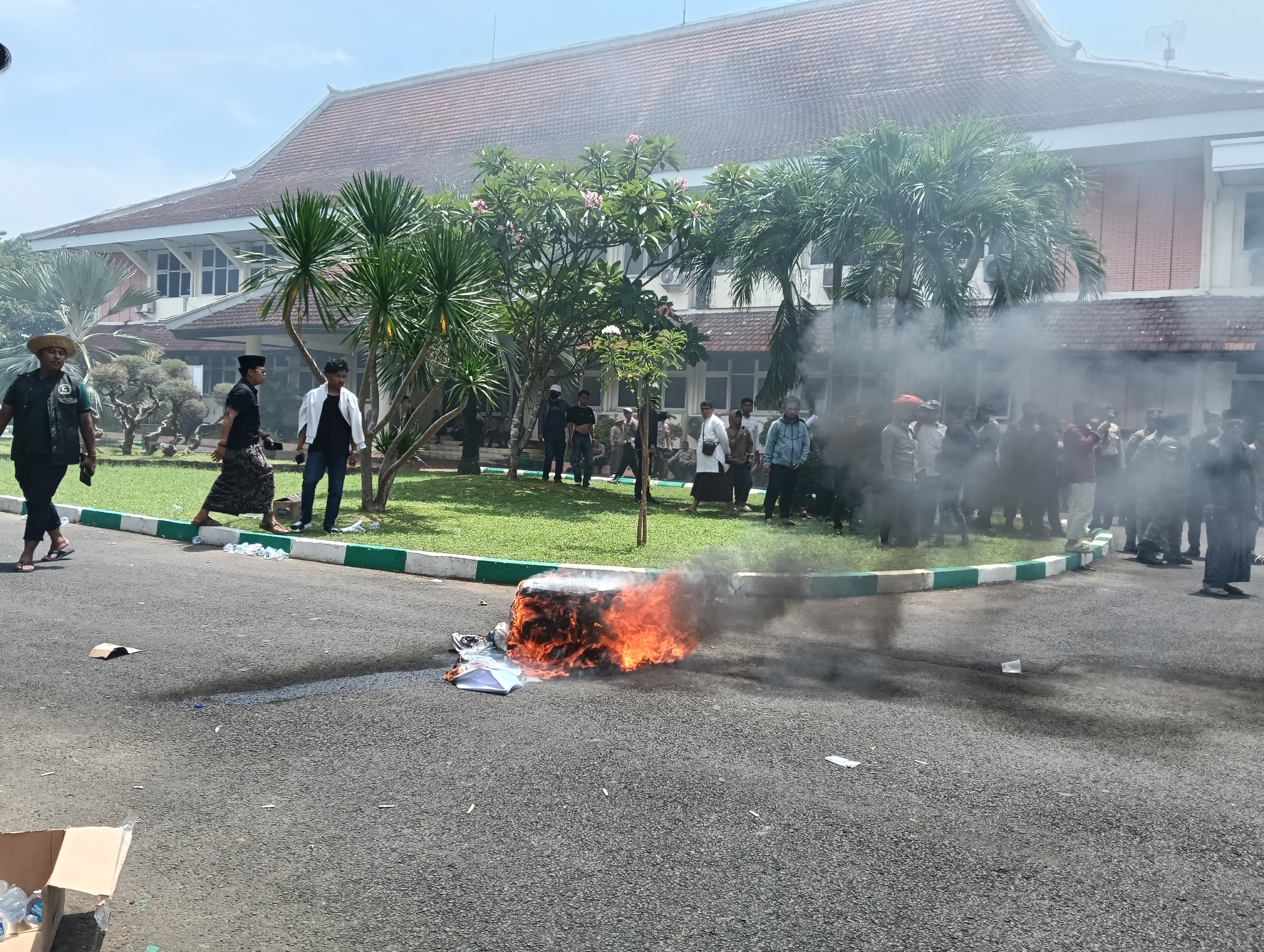 Pembangunan Dinilai Tak Merata, Aktivis dan Warga Pamekasan Gelar Aksi di Kantor Bupati