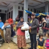 Ketua DPRD Pamekasan Salurkan Bantuan Sembako ke Warga Terdampak Tanah Bergerak di Pasean