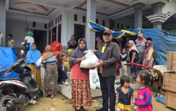 Ketua DPRD Pamekasan Salurkan Bantuan Sembako ke Warga Terdampak Tanah Bergerak di Pasean