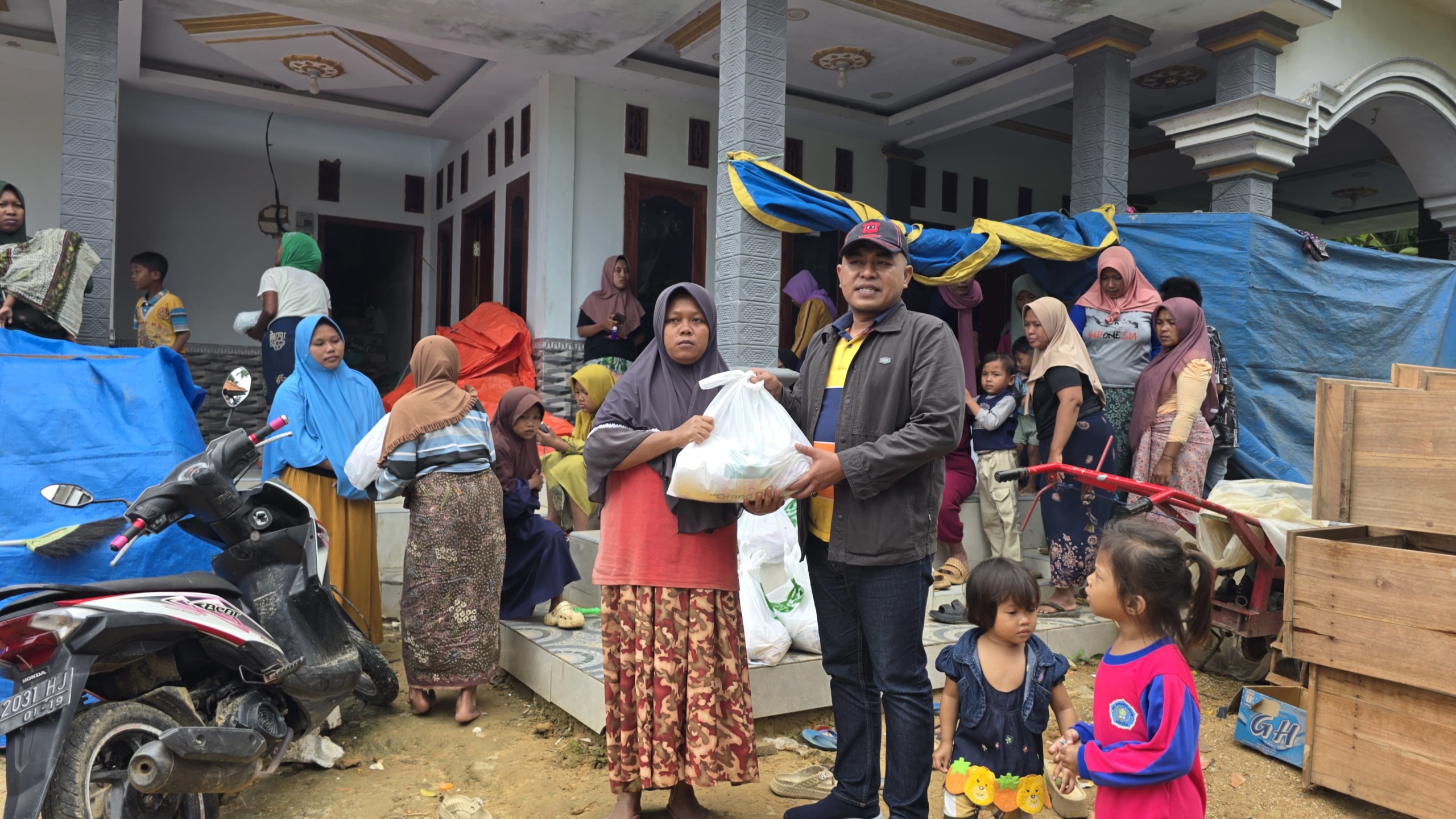 Ketua DPRD Pamekasan Salurkan Bantuan Sembako ke Warga Terdampak Tanah Bergerak di Pasean