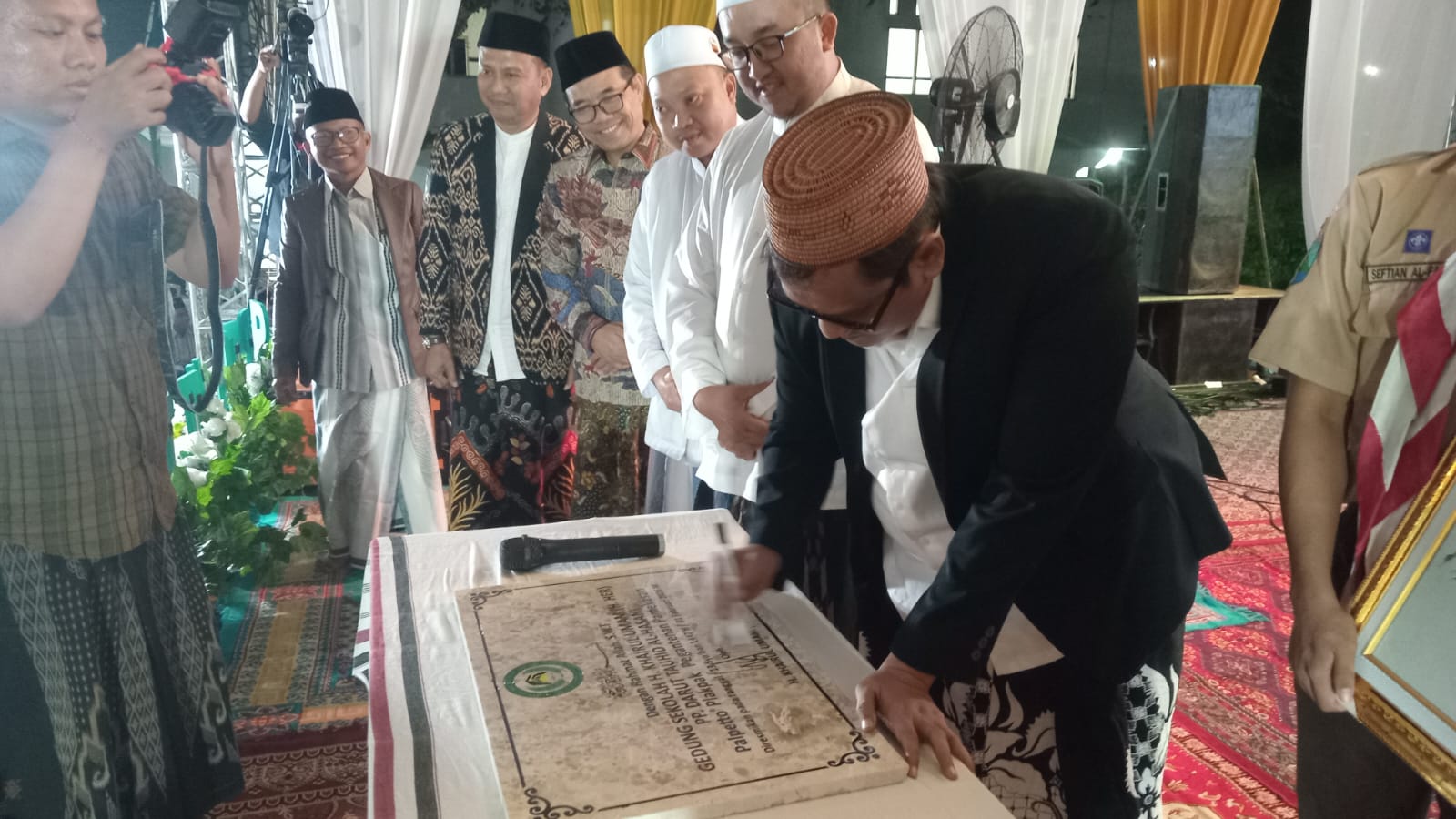H. Her Resmikan Gedung LPI PP Darut Tauhid, Anugerahkan Rp100 Juta untuk Wisudawan Terbaik pada Wisuda Ke-III