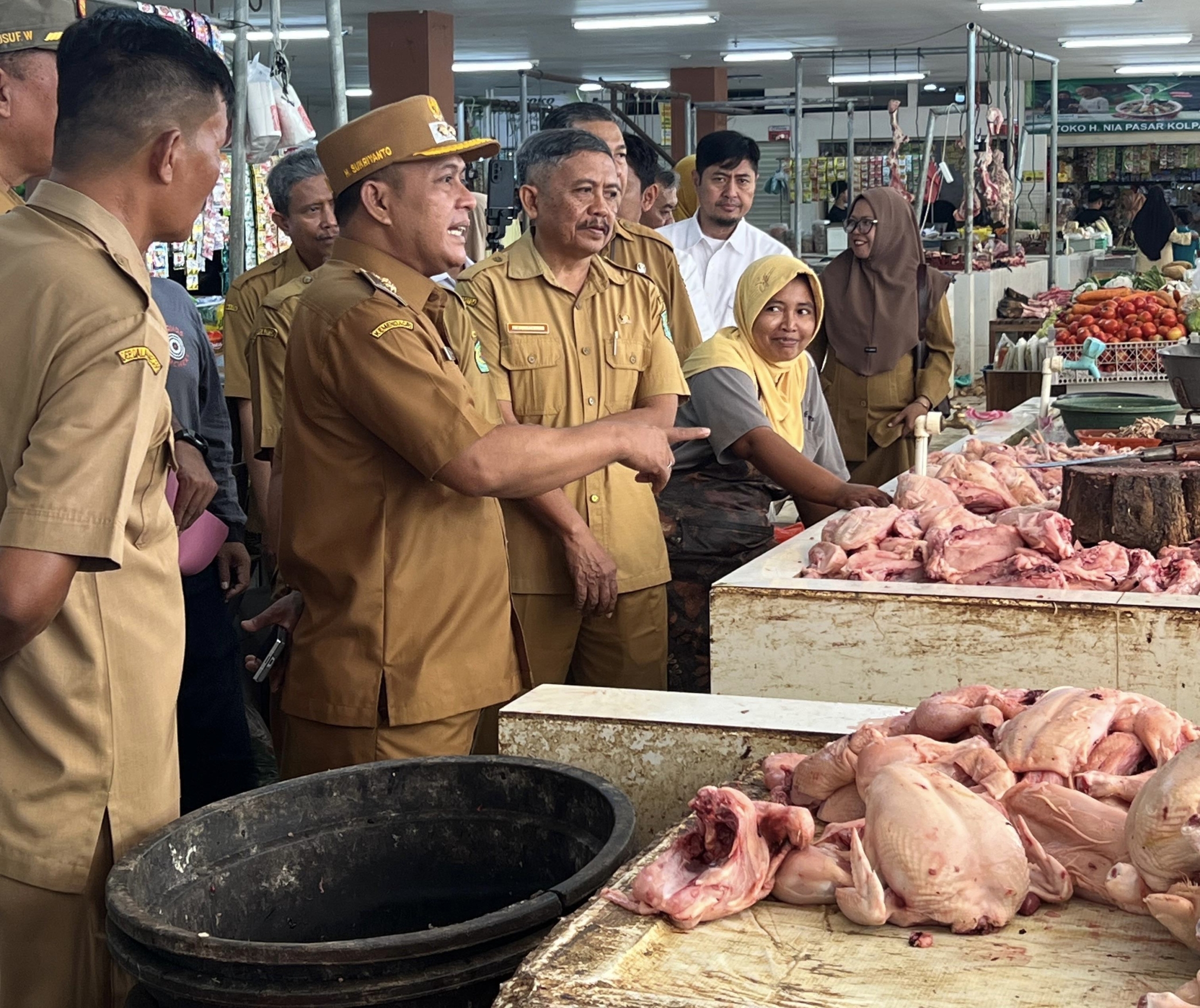 Wabup Pamekasan Sukriyanto Sidak Pasar Kolpajung, Pastikan Harga Bahan Pokok Stabil Jelang Lebaran