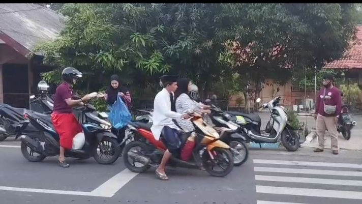 IWO Pamekasan Bagikan Takjil Ramadhan kepada Pengendara di Jalan Raya Proppo