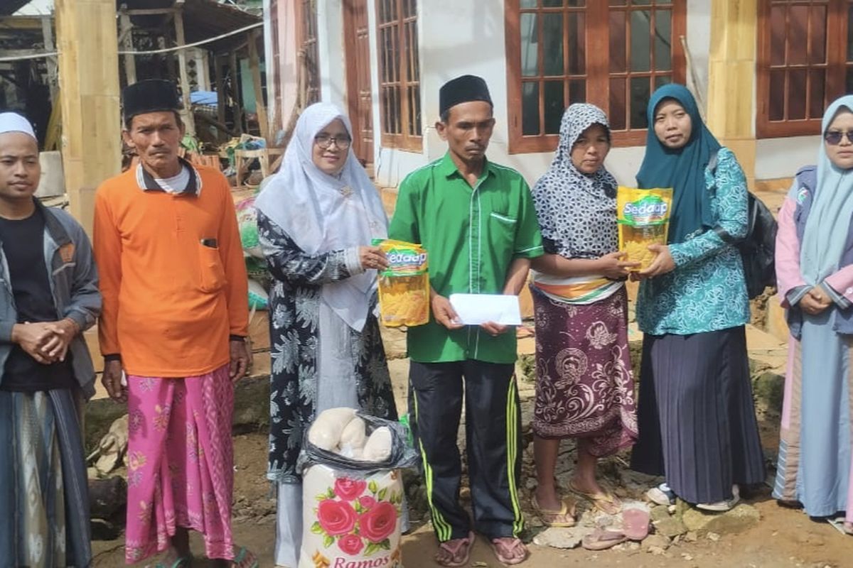 53 KK Terdampak Longsor di Pasean Terima Bantuan Sembako
