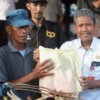 Pemkab Pamekasan Bagikan 200 Paket Bantuan untuk Abang Becak