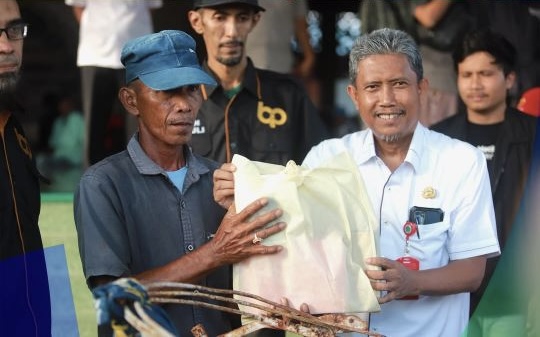 Pemkab Pamekasan Bagikan 200 Paket Bantuan untuk Abang Becak